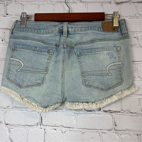 AEO Women’s Light Wash Distressed Shortie Jean Shorts size 4 - Picture 5 of 8